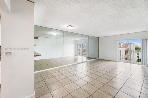 Condo in Hialeah, Florida, 2 bedrooms  № 2005055 - photo 3