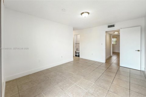 Condo in Hialeah, Florida, 2 bedrooms  № 2005055 - photo 8