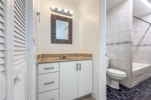 Condo in Hialeah, Florida, 2 bedrooms  № 2005055 - photo 9