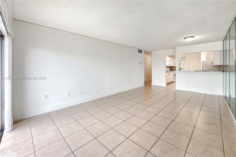 Condo in Hialeah, Florida, 2 bedrooms  № 2005055 - photo 4