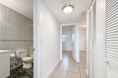 Condo in Hialeah, Florida, 2 bedrooms  № 2005055 - photo 12