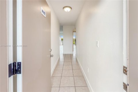 Condo in Hialeah, Florida, 2 bedrooms  № 2005055 - photo 2