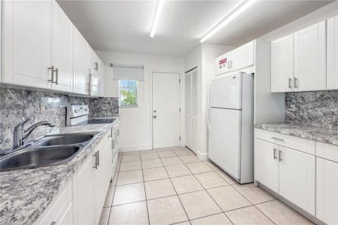 Condo in Hialeah, Florida, 2 bedrooms  № 2005055 - photo 5