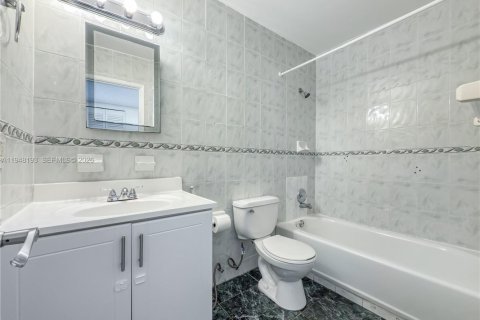 Condo in Hialeah, Florida, 2 bedrooms  № 2005055 - photo 13