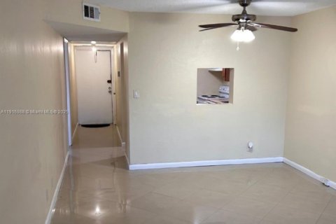 Condominio en alquiler en Tamarac, Florida, 1 dormitorio, 69.68 m2 № 1972276 - foto 6