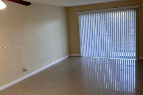 Condominio en alquiler en Tamarac, Florida, 1 dormitorio, 69.68 m2 № 1972276 - foto 5