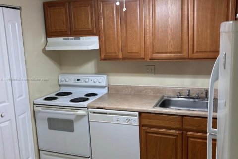 Condominio en alquiler en Tamarac, Florida, 1 dormitorio, 69.68 m2 № 1972276 - foto 2