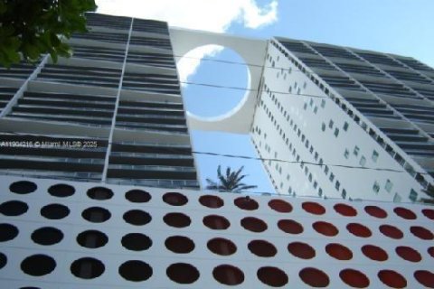Condominio en alquiler en Miami, Florida, 1 dormitorio, 68.56 m2 № 1955370 - foto 1