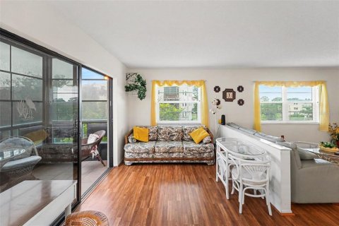 Condo in Saint Petersburg, Florida, 2 bedrooms  № 2234678 - photo 8