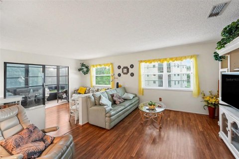 Condo in Saint Petersburg, Florida, 2 bedrooms  № 2234678 - photo 4