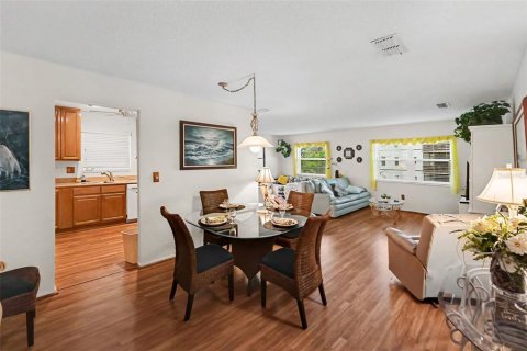 Condo in Saint Petersburg, Florida, 2 bedrooms  № 2234678 - photo 5