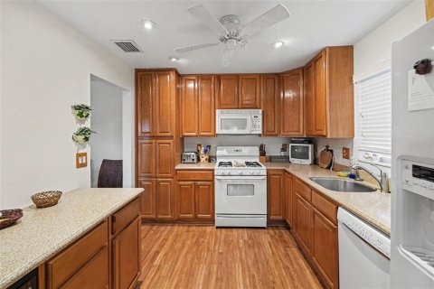 Condo in Saint Petersburg, Florida, 2 bedrooms  № 2234678 - photo 2