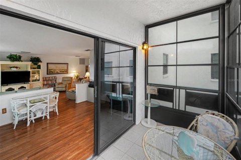 Condo in Saint Petersburg, Florida, 2 bedrooms  № 2234678 - photo 11