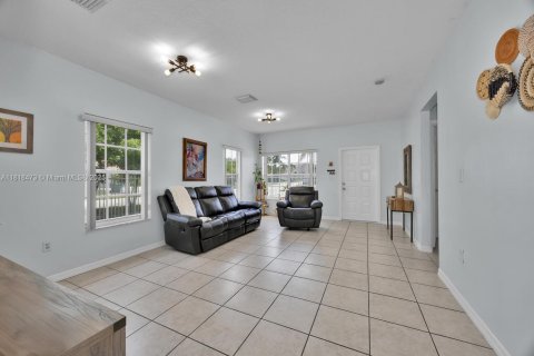 Villa ou maison à vendre à Miami, Floride: 3 chambres, 122.45 m2 № 1779270 - photo 2