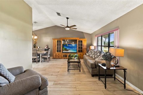 House in Kissimmee, Florida 3 bedrooms, 187.38 sq.m. № 2429127 - photo 6