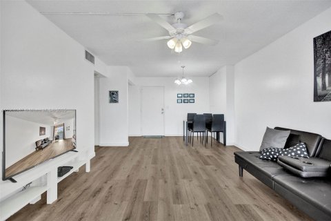 Copropriété à louer à Sunny Isles Beach, Floride: 1 chambre, 67.35 m2 № 1964717 - photo 1