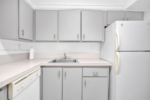 Copropriété à louer à Sunny Isles Beach, Floride: 1 chambre, 67.35 m2 № 1964717 - photo 13