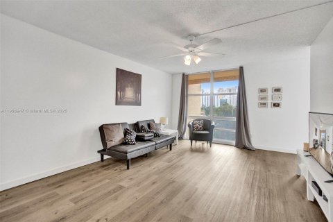 Copropriété à louer à Sunny Isles Beach, Floride: 1 chambre, 67.35 m2 № 1964717 - photo 3