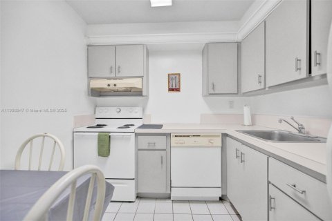 Copropriété à louer à Sunny Isles Beach, Floride: 1 chambre, 67.35 m2 № 1964717 - photo 12