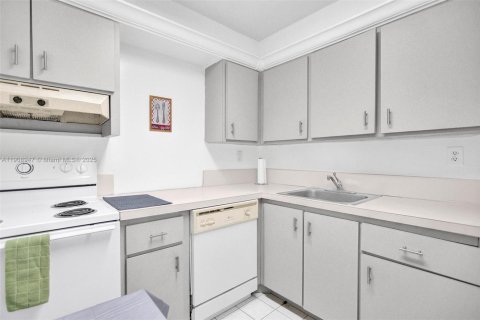 Copropriété à louer à Sunny Isles Beach, Floride: 1 chambre, 67.35 m2 № 1964717 - photo 14