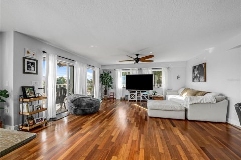 Condo in Cape Canaveral, Florida, 3 bedrooms  № 2109770 - photo 12