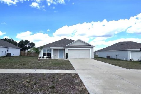 House in Frostproof, Florida 4 bedrooms, 180.79 sq.m. № 2210367 - photo 2