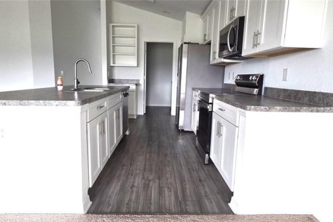 House in Frostproof, Florida 4 bedrooms, 180.79 sq.m. № 2210367 - photo 13