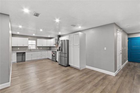 Villa ou maison à louer à Kissimmee, Floride: 3 chambres, 210.89 m2 № 1344615 - photo 10