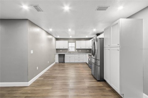 Villa ou maison à louer à Kissimmee, Floride: 3 chambres, 210.89 m2 № 1344615 - photo 9