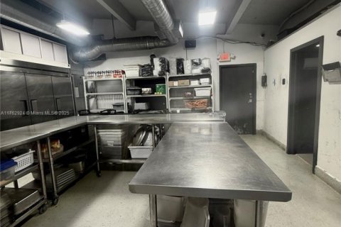 Commercial property in Doral, Florida № 1706777 - photo 1