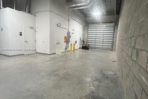 Propiedad comercial en alquiler en Sweetwater, Florida № 843988 - foto 1