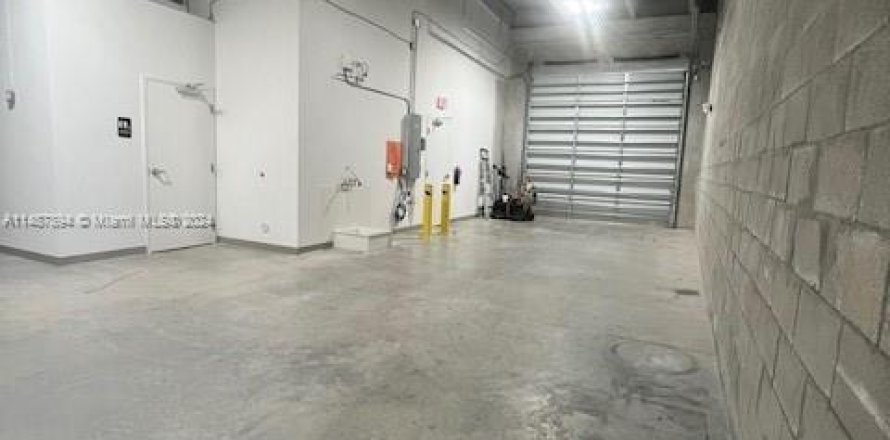 Propiedad comercial en Sweetwater, Florida № 843988