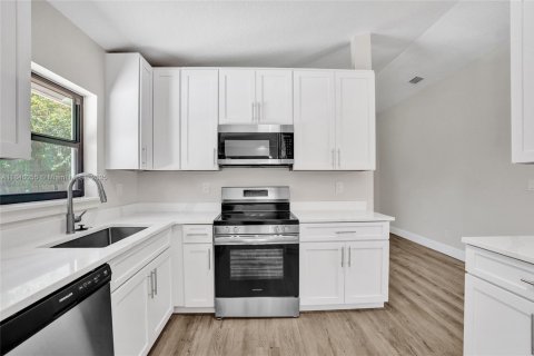 House in Lake Worth, Florida 3 bedrooms, 116.59 sq.m. № 1842854 - photo 7