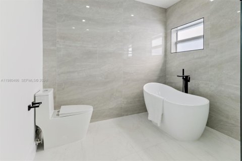 House in Miami, Florida 5 bedrooms, 197.14 sq.m. № 2043881 - photo 15