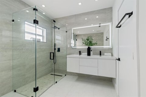 House in Miami, Florida 5 bedrooms, 197.14 sq.m. № 2043881 - photo 14