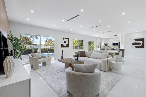 House in Miami, Florida 5 bedrooms, 197.14 sq.m. № 2043881