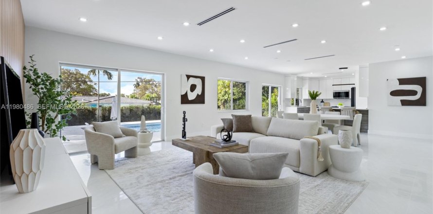 House in Miami, Florida 5 bedrooms, 197.14 sq.m. № 2043881