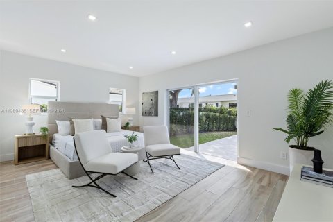 House in Miami, Florida 5 bedrooms, 197.14 sq.m. № 2043881 - photo 12