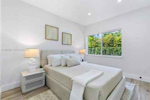 House in Miami, Florida 5 bedrooms, 197.14 sq.m. № 2043881 - photo 16