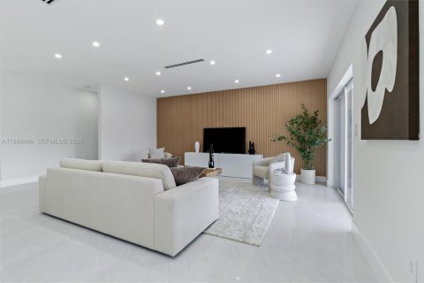 House in Miami, Florida 5 bedrooms, 197.14 sq.m. № 2043881 - photo 7