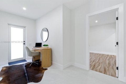 House in Miami, Florida 5 bedrooms, 197.14 sq.m. № 2043881 - photo 20