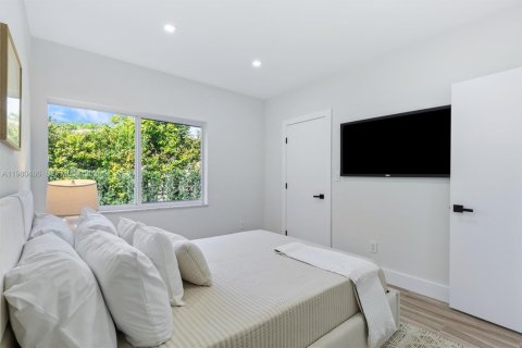 House in Miami, Florida 5 bedrooms, 197.14 sq.m. № 2043881 - photo 17
