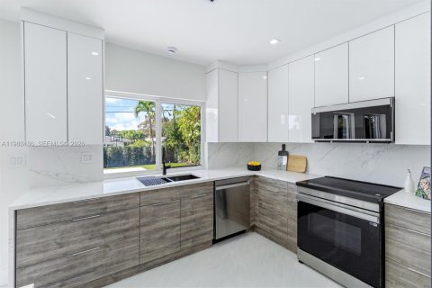 House in Miami, Florida 5 bedrooms, 197.14 sq.m. № 2043881 - photo 11