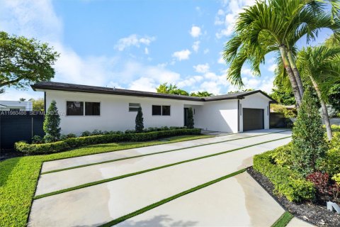House in Miami, Florida 5 bedrooms, 197.14 sq.m. № 2043881 - photo 3