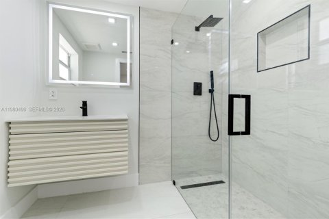 House in Miami, Florida 5 bedrooms, 197.14 sq.m. № 2043881 - photo 18