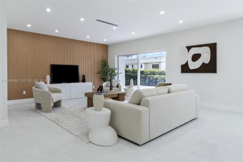 House in Miami, Florida 5 bedrooms, 197.14 sq.m. № 2043881 - photo 6
