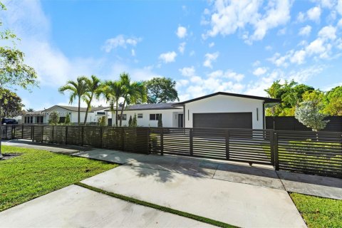 House in Miami, Florida 5 bedrooms, 197.14 sq.m. № 2043881 - photo 2