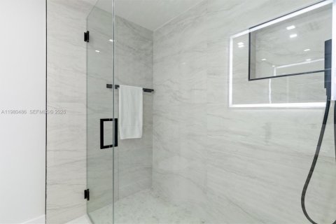 House in Miami, Florida 5 bedrooms, 197.14 sq.m. № 2043881 - photo 19