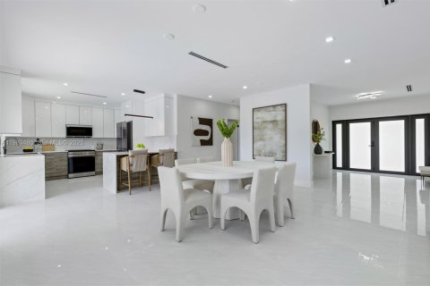 House in Miami, Florida 5 bedrooms, 197.14 sq.m. № 2043881 - photo 8