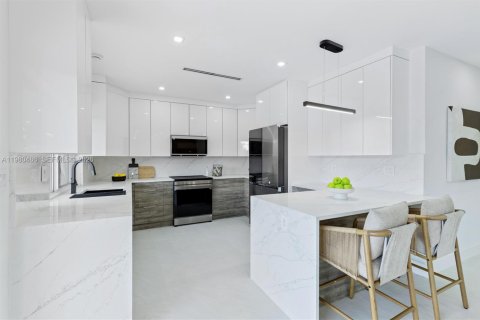 House in Miami, Florida 5 bedrooms, 197.14 sq.m. № 2043881 - photo 9